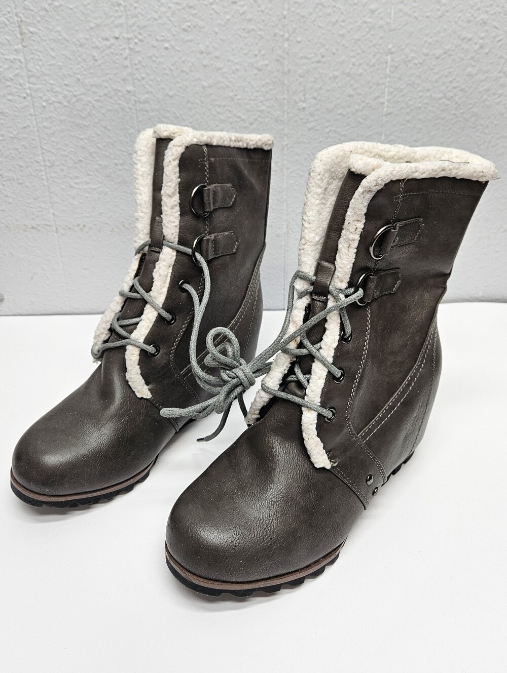 NWOT Time and Tru Lace-Up Sherpa Lined Snow Wedge Boots Womens 8 Outdoor Winter